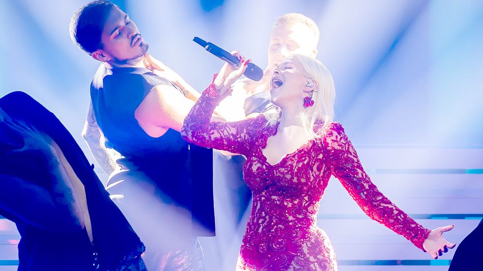Marie Reim kommt nach Ramsloh. Bereits an diesem Freitag tritt sie b eim deutschen Vorentscheid zum Eurovision Song Contest an - im Kleid ihrer Mutter Michelle. Foto: Christoph Soeder/DPA
