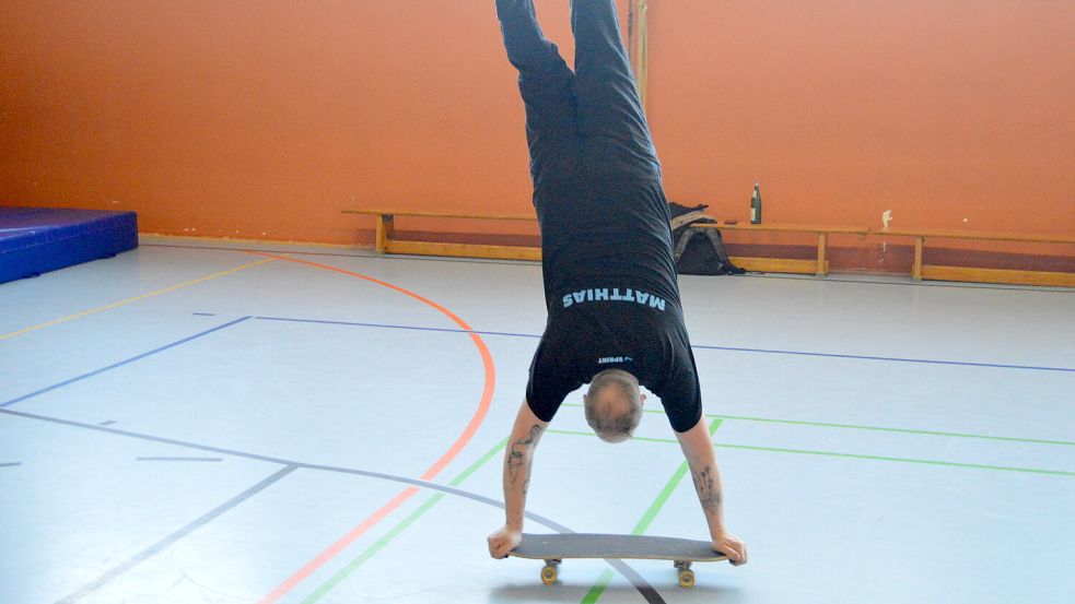 Matthias Mühring zeigt sich akrobatisch. Foto: Weers