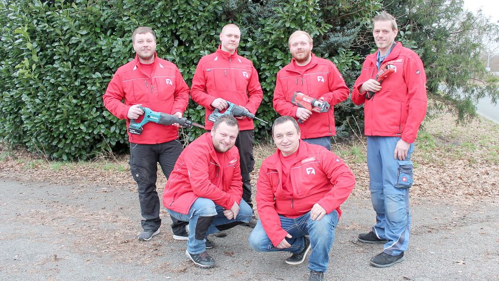 Das Team der Zarmstorff Haustechnik GmbH bilden (hinten, von links) Kai Roskamm (von links), Mirco Meyer, Timo Swart und Achim Junge sowie (vorne, von links) die Inhaber Sven und Maik Zarmstorff. Foto: Walker