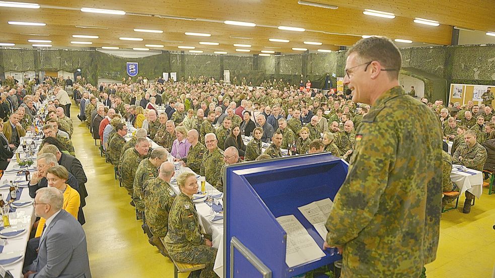 Fast 950 Menschen konnte Kommandeur Dr. Kai-Siegfried Schlolaut in diesem Jahr begrüßen. Foto: Wolters