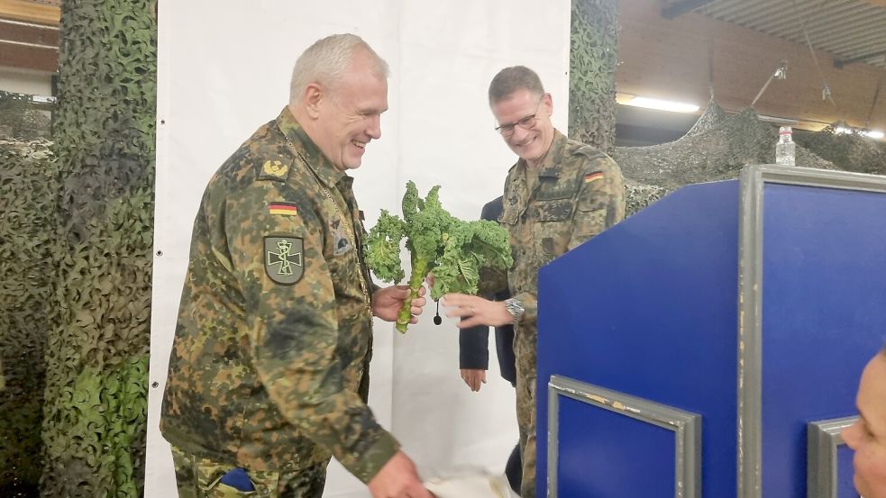 Kommandeur Oberstarzt Dr. Kai-Siegfried Schlolaut (rechts) gratuliert Generalstabsarzt Dr. Ralf Hofmann zur Grünkohlkönigswürde. Foto: Bothe