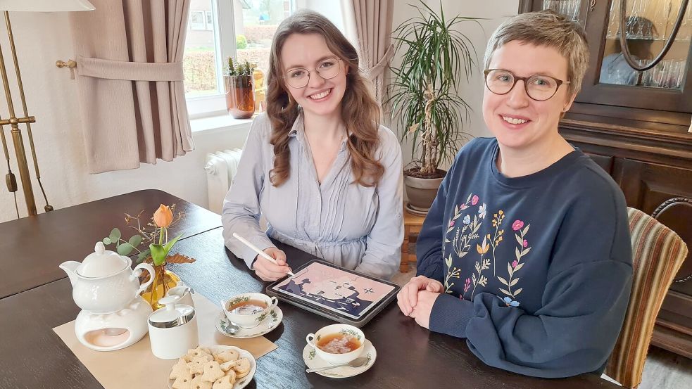 Fenna Harms (links) und Lena Schönborn trinken Tee und reden über digitale Kunst. Foto: Cordes