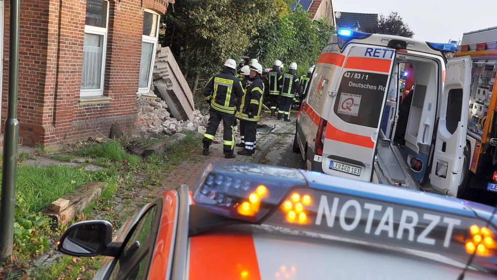 In Hatzum kam es schon zu mehreren Unfällen, bei denen Autos gegen Häuserwände prallten. Foto: Wolters/Archiv