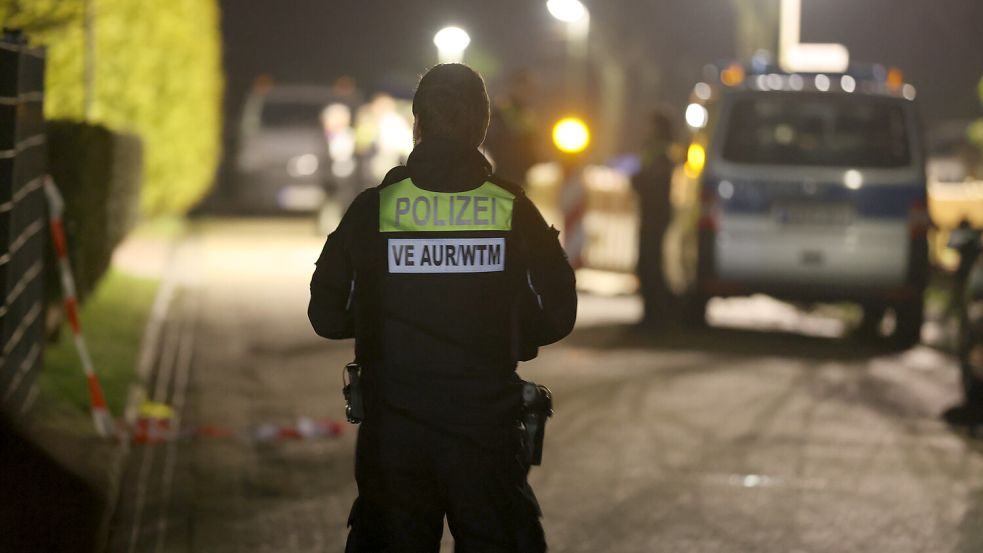 Die Polizei war mit zahlreichen Einsatzkräften am Tatort in Norden. Foto: Hock