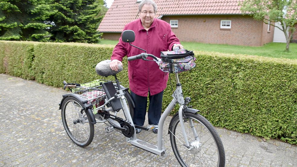 Wilma van der Pütten aus Flachsmeer ist auf ihr Dreirad angewiesen. Doch wenn die 80-Jährige mit ihrem elektronisch angetriebenen Dreirad unterwegs ist, kommt sie an einigen Stellen in der Gemeinde wegen zu enger Drängelgitter nicht weiter. Foto: Ammermann