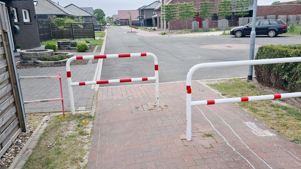 Die Drängelgitter zum Glockenheideweg in Flachsmeer stehen weiter auseinander. Foto: Ammermann