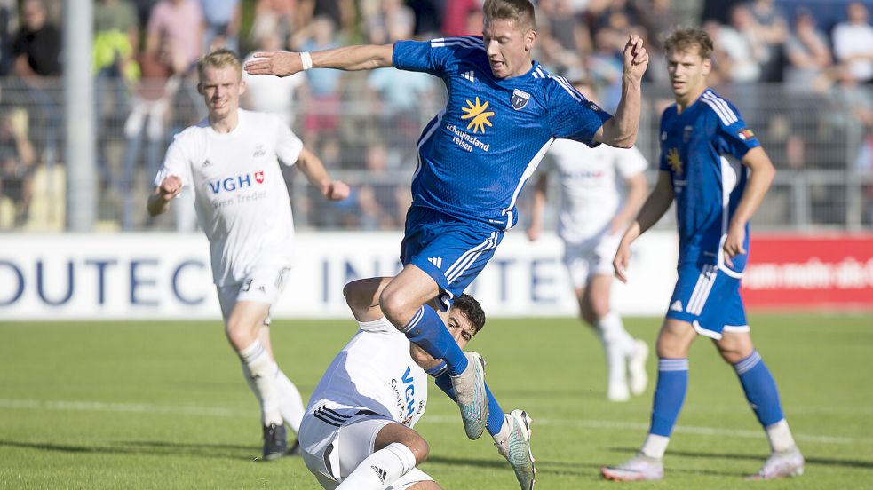 Julian Stöhr (Mitte) ist ein Defensivspieler, der aber auch immer wieder in der Offensive Akzente setzt, wie das Video vom Testspiel gegen Friesoythe bewies. Fotos: Doden