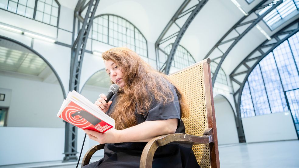 Tania Bruguera, Künstlerin und Aktivistin, liest vor einem Pressetermin zu ihrer Performance „Where Your Ideas Become Civic Actions (100 Hours Reading The Origins of Totalitarianism)„ im Hamburger Bahnhof – Nationalgalerie der Gegenwart aus Hannah Arendts „Elemente und Ursprünge totaler Herrschaft“. Foto: picture-alliance/dpa