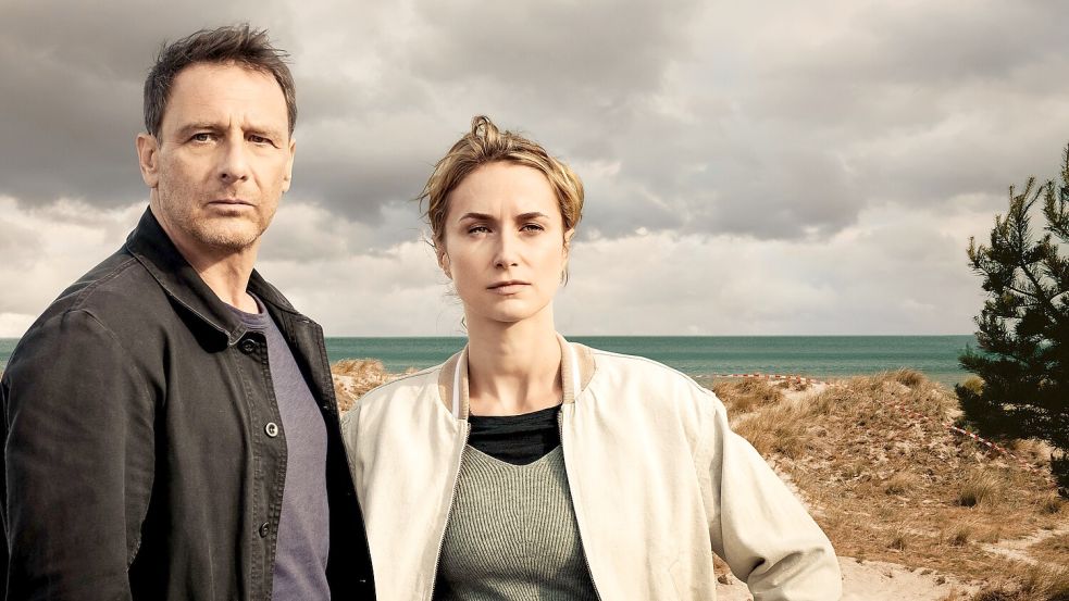 Das Ermittler-Duo Tjark Wolf (Hendrik Duryn) und Femke Folkmer (Pia Barucki) bearbeitet drei neue Fälle der „Dünentod“-Reihe. Foto: RTL / Gordon Muehle