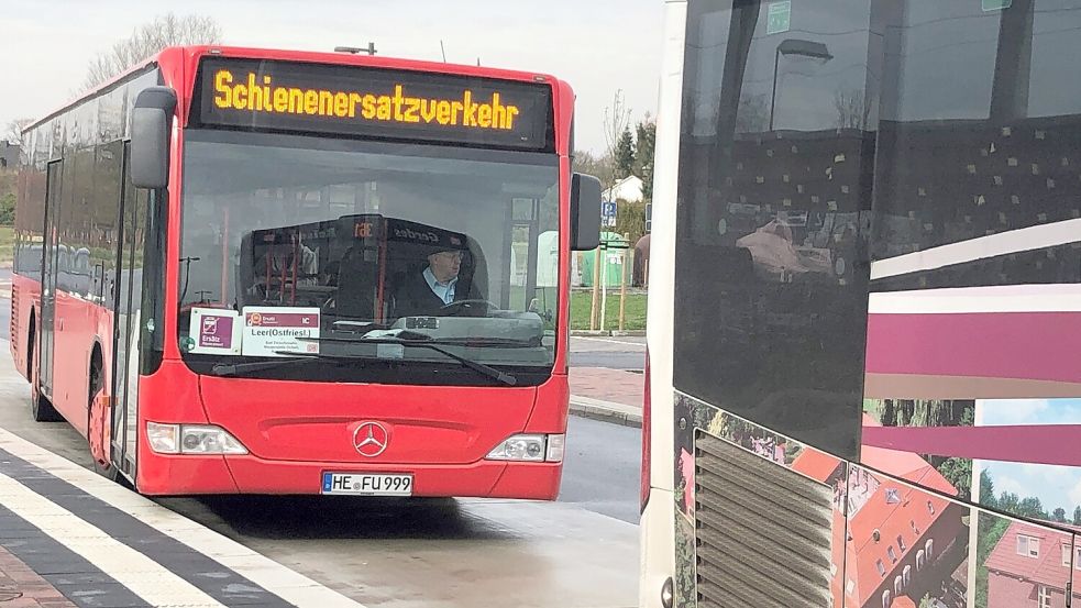 Seit Freitag, 16. Februar 2024, müssen Bahnreisende zwischen Leer und Oldenburg auf Busse umsteigen. Foto: Leonhard