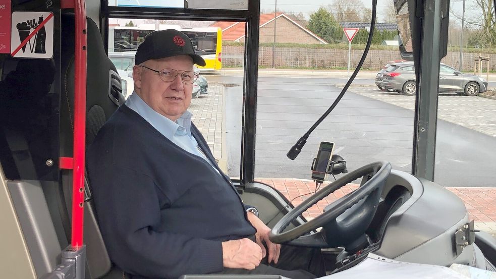 Ludwig Bursche kommt aus Wolfenbüttel. Für eine Woche ist er als Busfahrer im Schienenersatzverkehr auf der Strecke Leer-Oldenburg eingesetzt. Foto: Leonhard