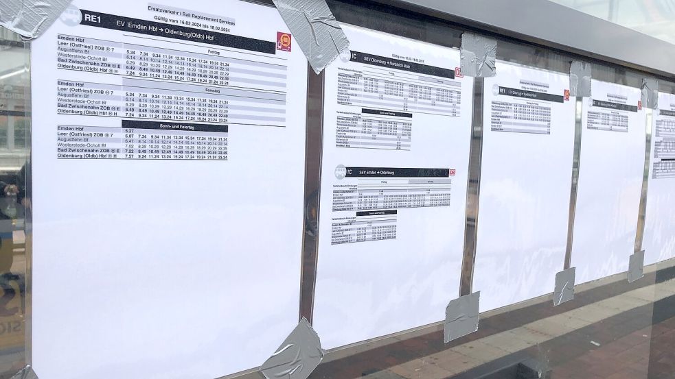 Am Wartehäuschen am neuen ZOB in Augustfehn hängen die Ersatzfahrpläne aus. Die Deutsche Bahn informiert über die Fahrzeiten der Busse auch auf ihrer Webseite. Foto: Leonhard