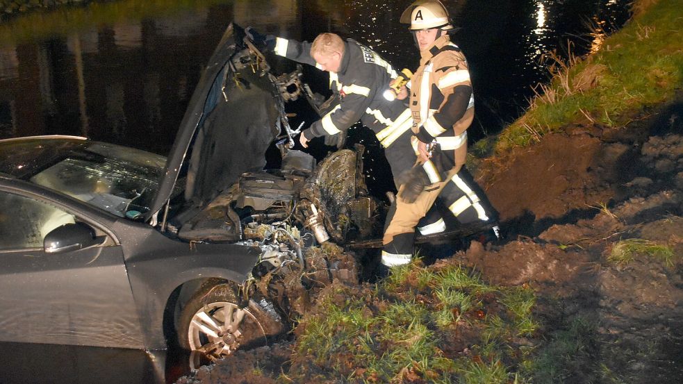 Einsatzkräfte der Feuerwehr drückten die durch den Unfall stark beschädigte Motorhaube nach oben und klemmten die Batterie des Unfallwagens ab. Foto: Ammermann