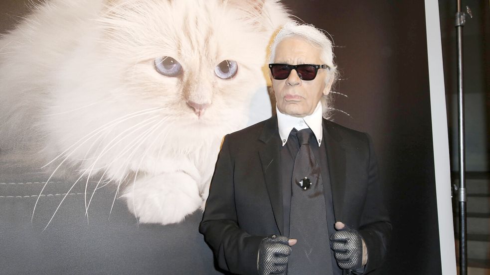 Nicht nur sein eigenes Image hat der verstorbene Modedesigner Karl Lagerfeld gewieft vermarktet. Auch das seiner Katze Choupette ist mittlerweile zum Markenzeichen geworden. Foto: IMAGO/VISTAPRESS