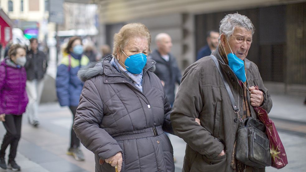 In allen spanischen Gesundheitseinrichtungen gilt aktuell wegen zunehmender Atemwegserkrankungen wie Grippe und Corona eine Maskenpflicht. Foto: dpa/Zuma Wire