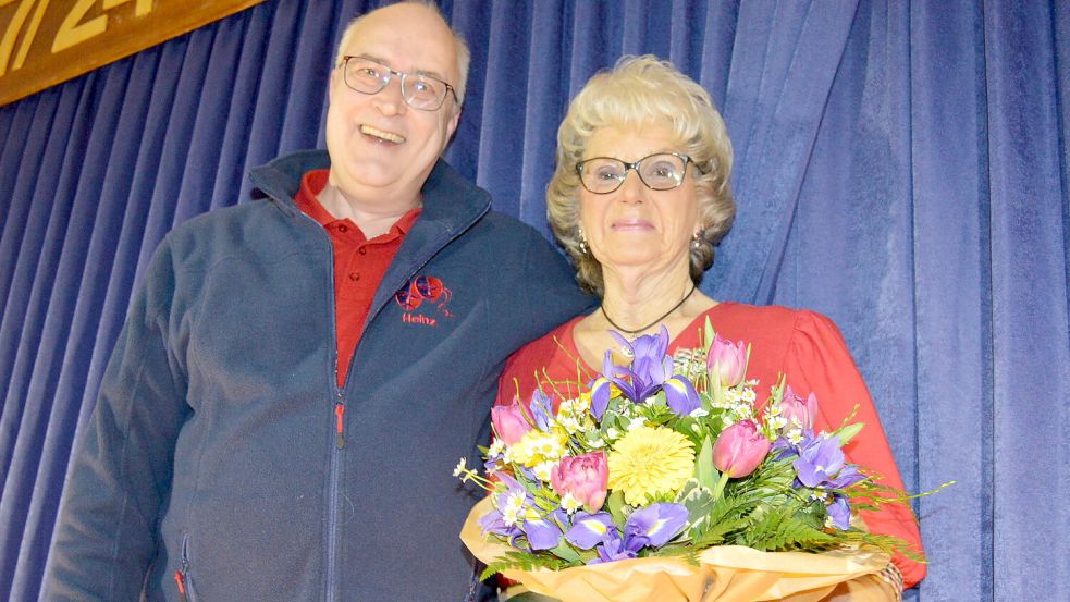 Der Vorsitzende der Theatergruppe Heinz Wiemers gratulierte Hannelore Heidergott zum Bühnenjubiläum und überreichte ihr einen Blumenstrauß. Foto: Weers