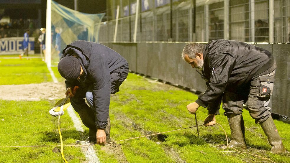 Kickers kämpfte in dieser Saison mit allen Mitteln um die Austragung der Heimspiele. Sogar das Spielfeld wurde schon verkleinert. Fotos: Doden