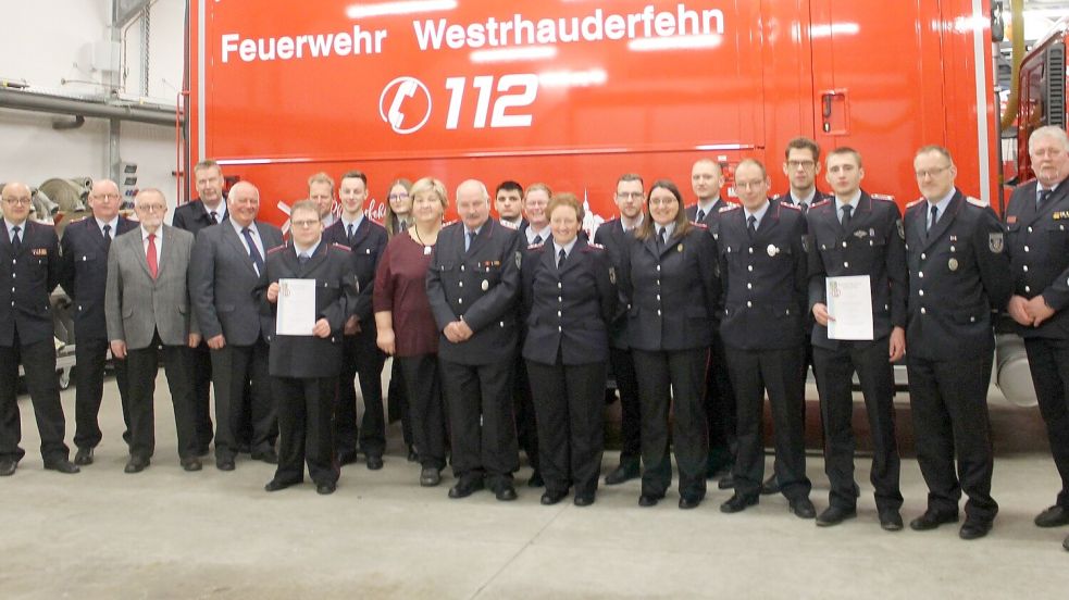Bei der Jahreshauptversammlung der Feuerwehr Westrhauderfehn versammelten sich Teilnehmer, Beförderte und Geehrte zum Gruppenbild. Foto: Feuerwehr