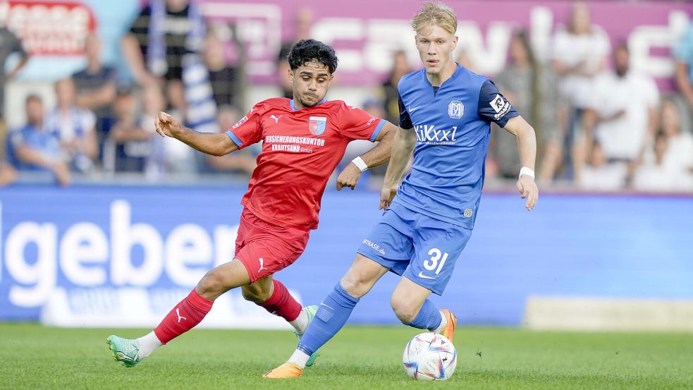 Luca Prasse (rechts) hat in dieser Saison alle Spiele für den SV Meppen bestritten. Hier ist er im Duell mit Allah Aid Hamid vom SV Drochtersen/Assel. Foto: Imago