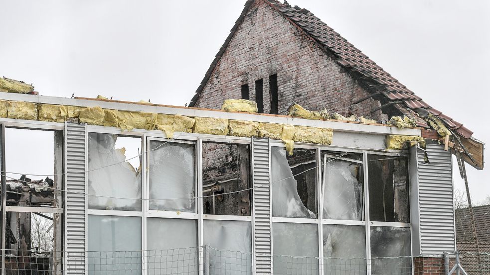 Von der Turnhalle der Grundschule Neermoor stehen nur noch Teile der Außenwände. Ein Feuer hatte dort in der Nacht zu Freitag gewütet. Foto: Ortgies