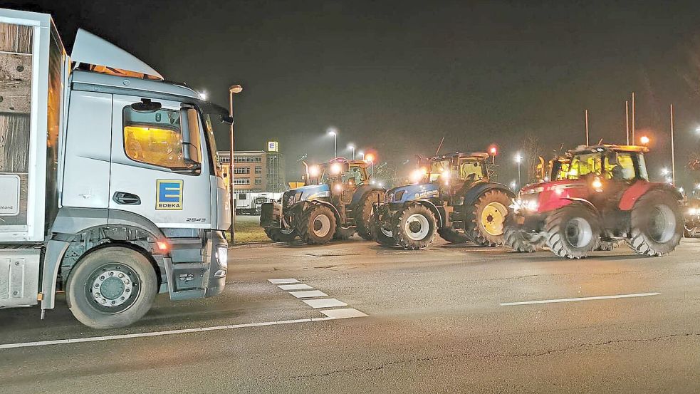 Vor dem Großlager einer Supermarktkette in Neuenkruge haben erneut Bauern mit ihren Traktoren demonstriert. Symbolfoto: dpa/Archiv