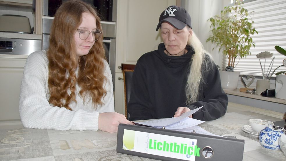 Ilona van Santen (rechts), Vorsitzende des Westoverledinger Vereins Lichtblick, und ihre Tochter Marie-Cruz van Santen, die sich auch für den Verein engagiert, sind enttäuscht über den Brief einer Münchener Anwaltskanzlei. Darin werden die Verantwortlichen aufgefordert, den Vereinsnamen zu ändern. Das ist zwischenzeitlich passiert. Aus dem Verein Lichtblick ist der Verein Straßenanker geworden. Foto: Ammermann