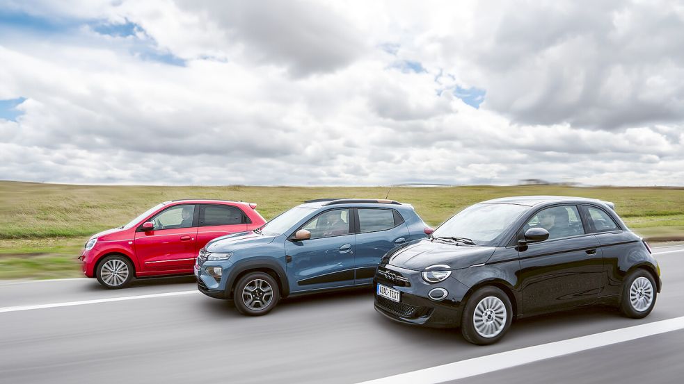 Der ADAC hat E-Fahrzeuge unter 30.000 Euro getestet darunter auch den Fiat 500e und den Dacia Spring Electric, für die es gerade große Rabatte gibt. Foto: picture alliance/dpa/ADAC | ADAC/ Abgedreht