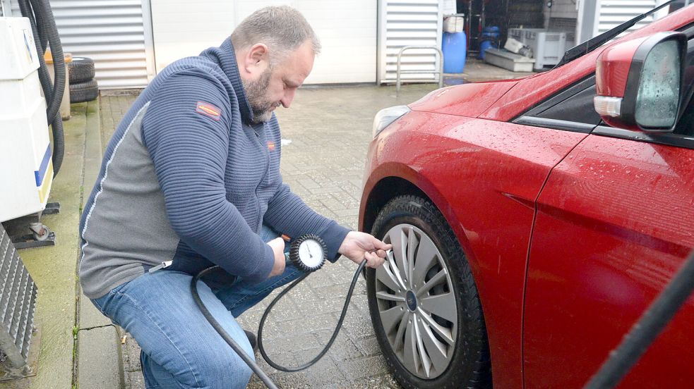 Günther John aus Herbrum (Stadt Papenburg) ist einer der wenigen verbleibenden Tankstellen-Betreiber im IHK-Bezirk, die theoretisch noch ausbilden dürften - es aber aufgrund von Nachwuchsmangel zurzeit nicht macht. Foto: Hillebrand