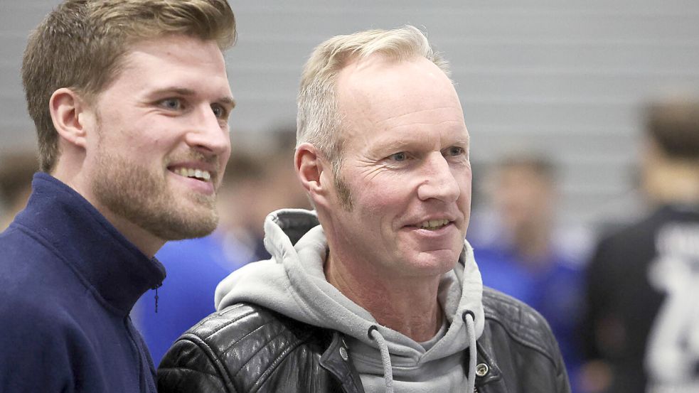 Eckhard Sanders (rechts) wird als 2. Vorsitzender kandidieren. Das Foto zeigt ihn neben dem Technischen Direktor Sebastian Plog. Foto: Doden/Emden