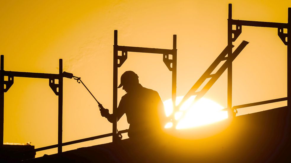 Die Krise in der Baubranche hat auch Einfluss auf die Grunderwerbsteuer. Foto: dpa/Julian Stratenschulte