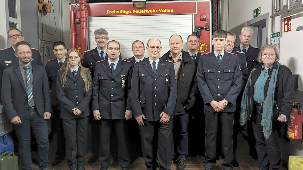 Die Völlerner Feuerwehr und ihre Gäste (von links): Gemeindebrandmeister Frank Harms, Fachbereichsleiter Florian Tautrich, Domenik Fürth, Miriam Blomeier, Helmut Drahtjer, Heinz Dieter Korporal, Marco Janssen, Jens Trey, Ortsbürgermeister Jan Uwe Kromminga, Werner Brandt, Patrick Fürth, Joachim Lassahn, Frank Schöpper und Feuerwehrausschussvorsitzende Gaby Ostholthoff. Foto: Bruns/Feuerwehr Westoverledingen