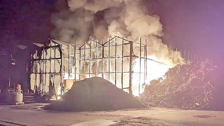 Die Feuerwehr rückte im Februar 2023 zu einem Einsatz in Völlen aus. Dort stand die Lagerhalle einer Gärtnerei in Brand. Archivfoto: Bruns/Feuerwehr