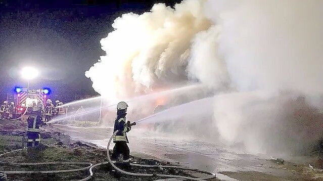 Im April 2023 mussten mehrere Feuerwehren den Brand einer Scheune und eines Heulagers in Völlen löschen. Archivfoto: Ammermann