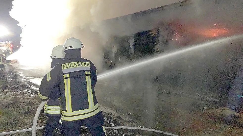 Während der Löscharbeiten eines Heulagers drang starker Qualm aus dem nach einer Seite hin offenen Schuppen. Archivfoto: Ammermann