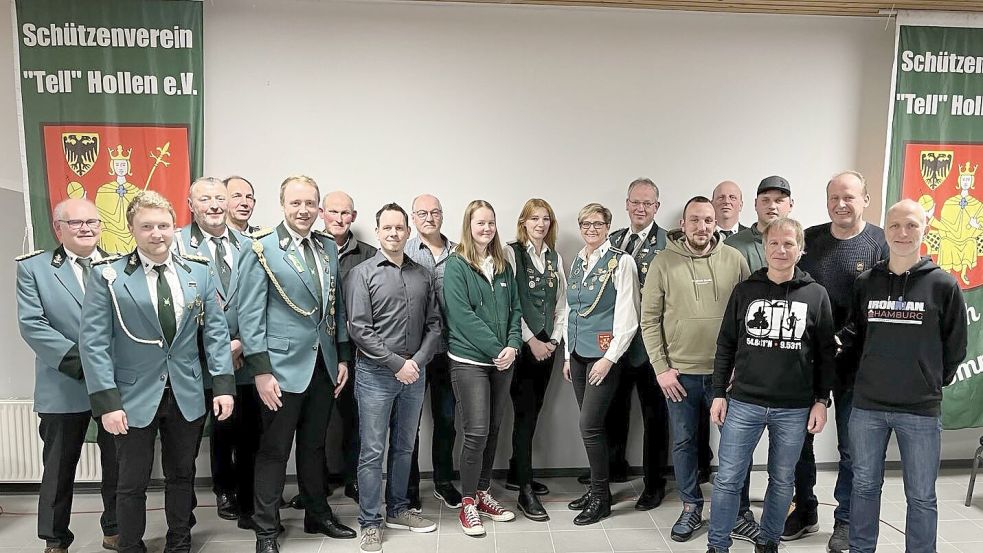 Der Vorstand des Schützenvereins Tell Hollen (Von links): Dieter Strauch, Philipp Henken, Ulrich Tebben, Johann Rauert, Alexander Wallschlag, Stephanus Reens, Jens Hinrichs, Engelbert Fuhler, Insa Dannebaum, Sandra Dannebaum, Marlene Rauert, Hans-Dieter Naber, Daniel Heyens, Manfred Naber, Christian Dannebaum, Manfred Niehüser, Norbert Henken und Wilfried Niehüser. Foto: Schützenverein