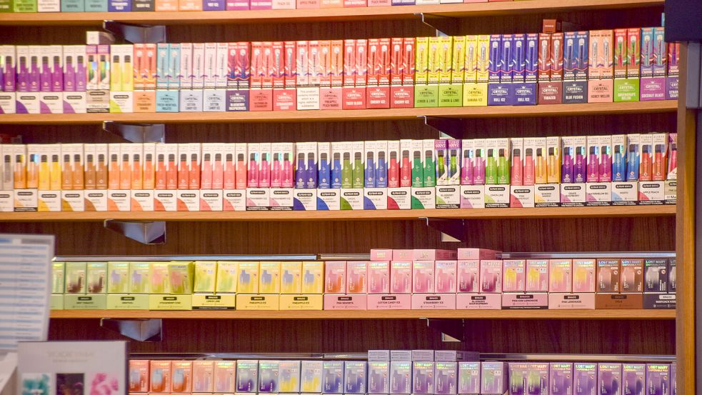 Die bunten Vapes sind bei Jugendlichen beliebt. Symbolfoto: Vuk Valcic/ZUMA Press Wire/dpa