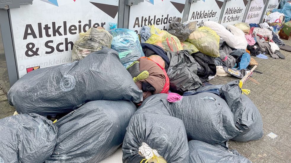 Dutzende Säcke und viel loses Zeug liegen vor den Containern. Foto: Janßen