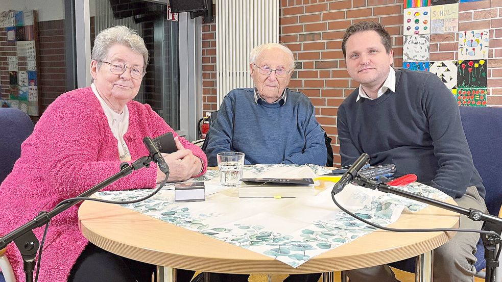 Gerda Dänekas (links), Albrecht Weinberg (mitte) und Nicolas Büchse freuten sich sehr über die vielen Besucher. Foto: Roßbach