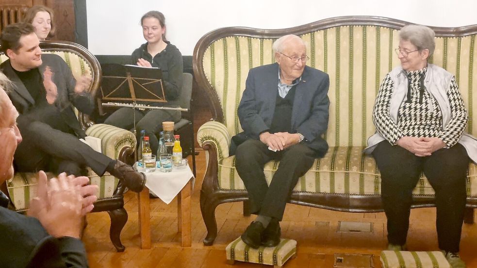Autor und Stern-Reporter Nicolas Büchse (von links) stellte mit dem Holocaust-Überlebenden Albrecht Weinberg sowie seiner Mitbewohnerin und engen Freundin Gerda Dänekas das Buch in Leer vor. Foto: Bothe