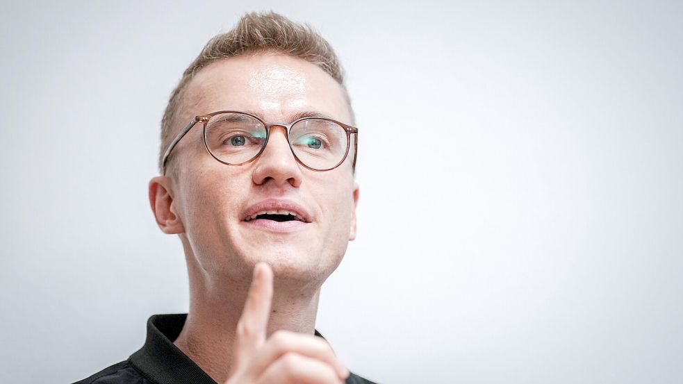 Julian Pahlke sitzt als Seenotretter für die Grünen im Bundestag. Die Ampel-Koalition hat zuletzt deutliche Verschärfungen des Asylrechts beschlossen. Im Interview bezieht Pahlke Stellung, wie das zusammenpasst. Foto: dpa