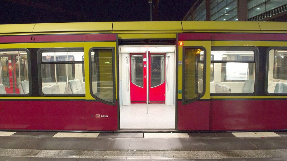 Bahn statt Auto: Um langfristig unser Verhalten zu ändern, brauchen wir stabile Gewohnheiten. Foto: Paul Zinken/dpa/dpa-tmn