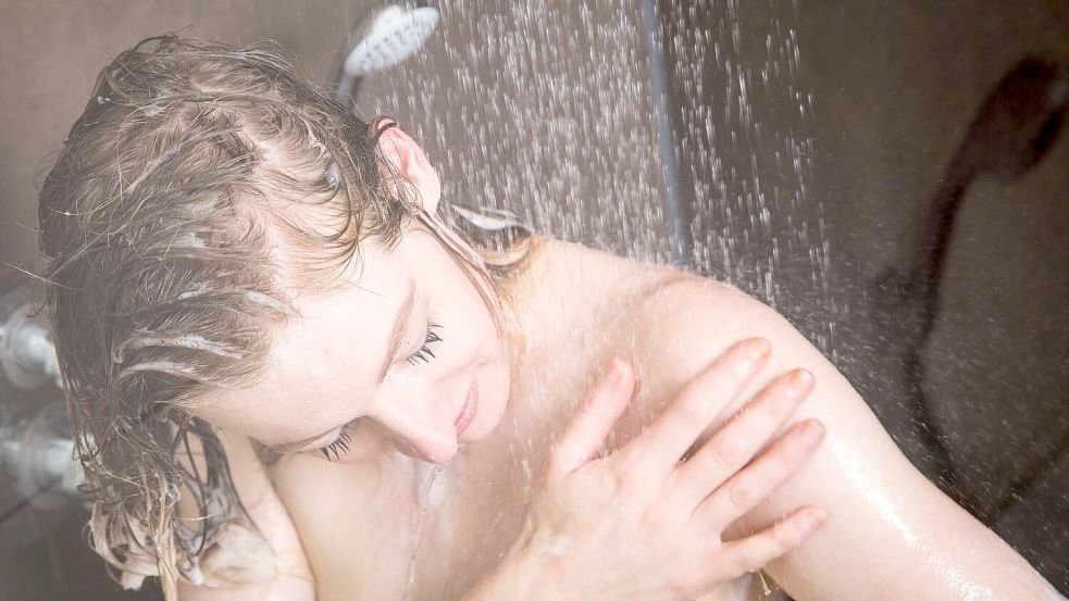 Duschen wird zu einem sinnlichen Erlebnis, wenn wir uns darauf konzentrieren, warmes Wasser zu spüren und Seife und Shampoo zu riechen. Foto: Christin Klose/dpa-tmn