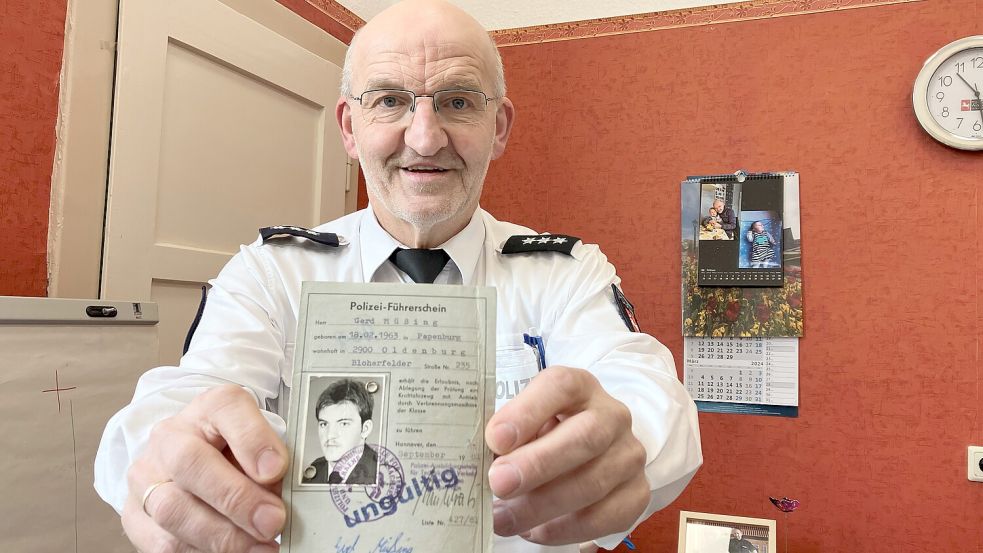 Seinen alten Polizei-Führerschein samt Lichtbild aus den frühen 80er-Jahren präsentiert der scheidende Verkehrssicherheitsberater der Polizei in Papenburg, Gerd Müßing. Fotos: Schade