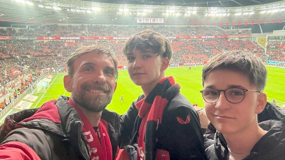 Ein Gruß vom Spitzenreiter: Auch beim 3:0 gegen den FC Bayern München am 10. Februar war Andreas Braun (von links) mit seinen beiden Söhnen Teelko und Jan im Stadion live dabei. Foto: Privat