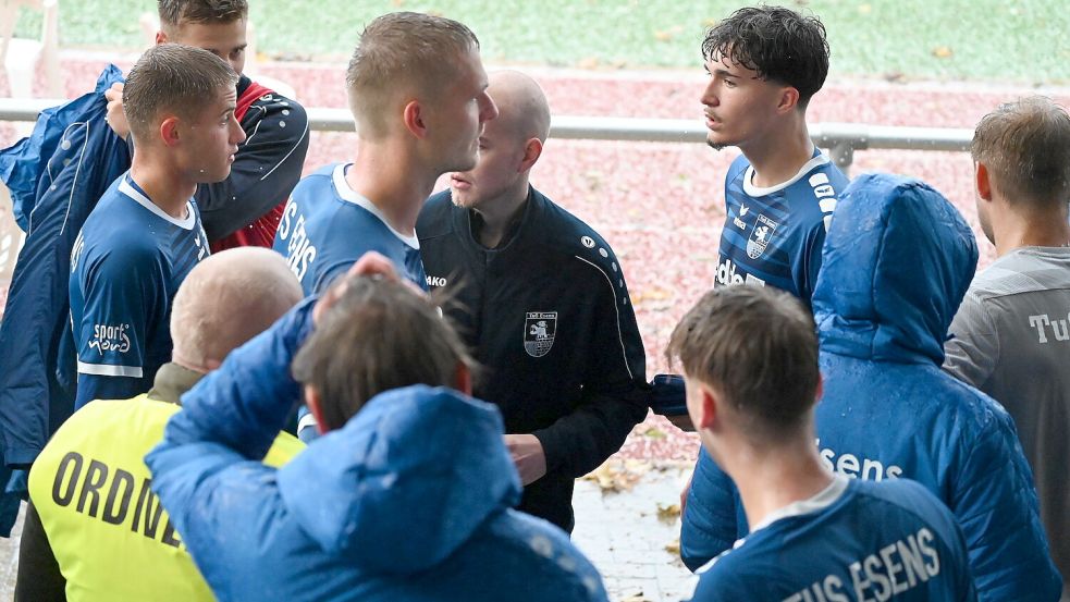 Die Spieler des TuS Esens müssen sich steigern, wenn sie noch Chancen auf den Landesliga-Klassenerhalt haben wollen. Archivfoto: Steenhoff