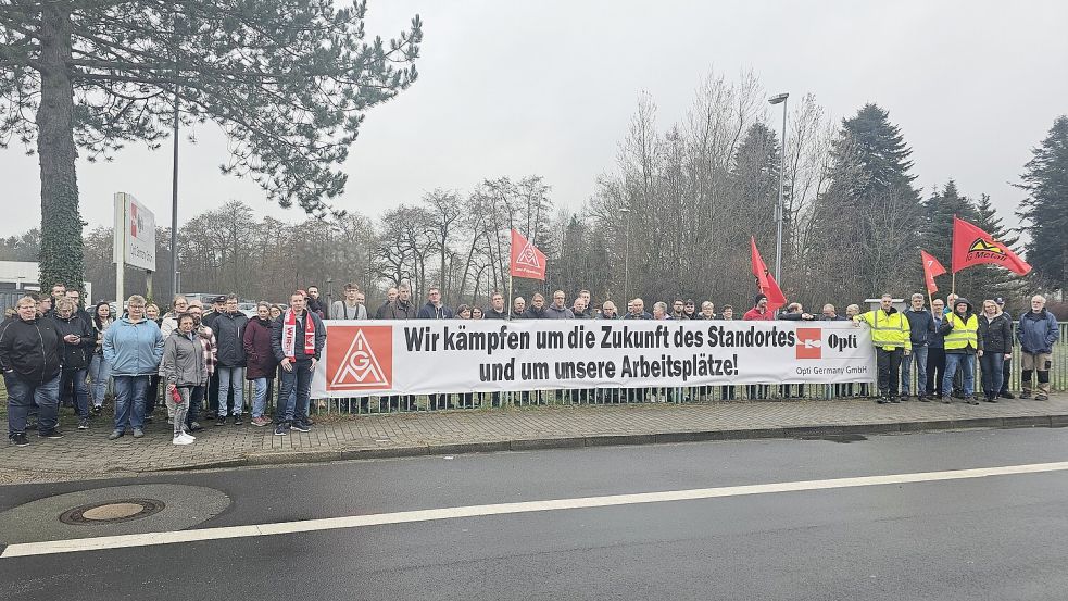 Die Belegschaft, Betriebsrat und Gewerkschaft hängten in einer Pausenaktion ein Banner am Opti-Werksgelände auf. Foto: IG Metall