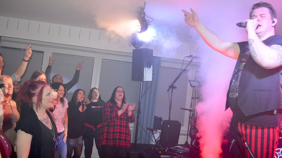 Christian Lawatsch, Sänger der „Rock Shots“, in seinem Element. Fotos: Weers