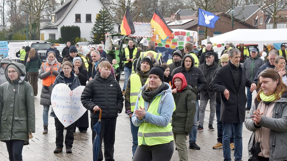 Zu der Kundgebung „Von Bürgern für Bürger“ waren rund 200 Teilnehmer auf den Marktplatz nach Rhauderfehn gekommen. Foto: Zein