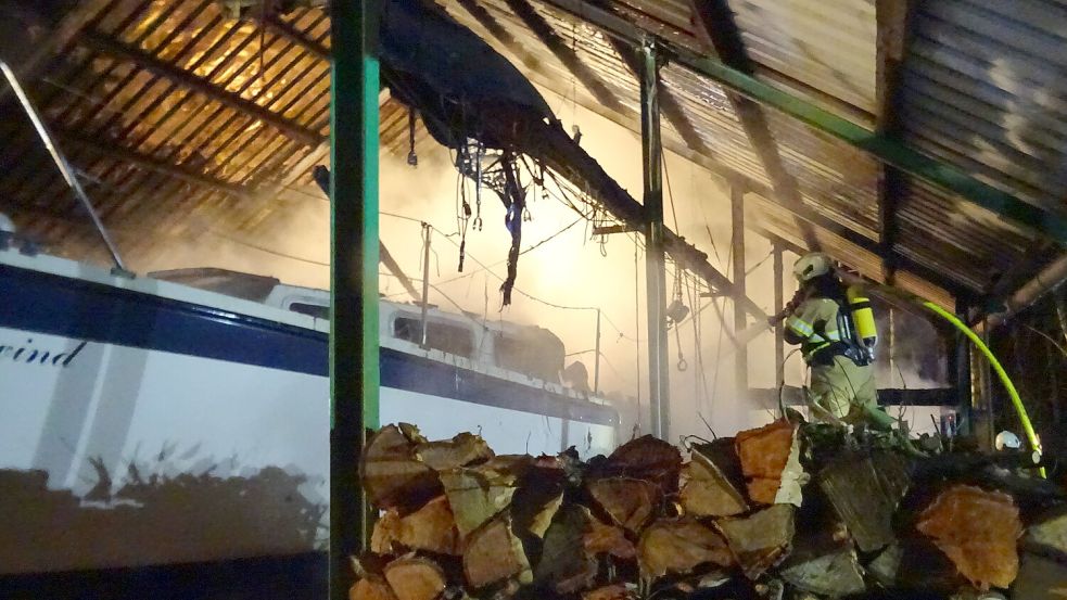 In Barßel geriet ein Schuppen in Brand, in dem unter anderem zwei Boote gelagert waren. Foto: Feuerwehr Barßel