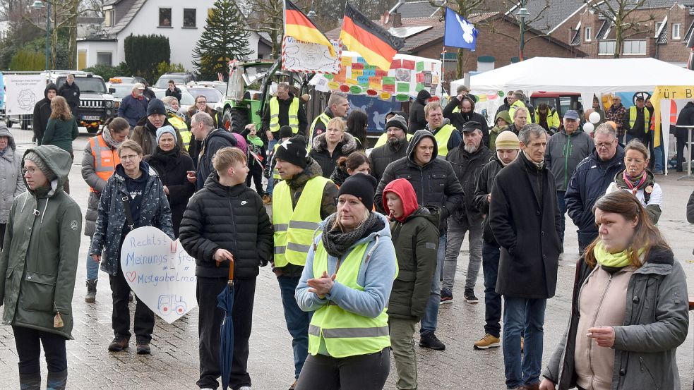 Rund 200 Teilnehmer nahmen an der Kundgebung auf dem Marktplatz in Rhauderfehn teil.